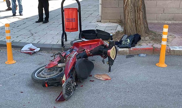 Otomobile çarpan bisikletteki 2 kişinin yola savrulması kamerada