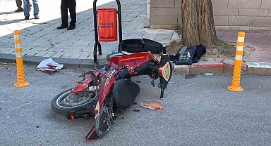 Otomobile çarpan bisikletteki 2 kişinin yola savrulması kamerada