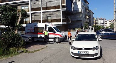 Otomobile çarpan motosiklet sürücüsü yaralandı