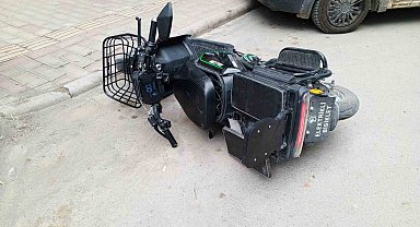 Otomobilin çarptığı elektrikli bisiklet sürücüsü yaralandı