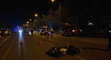 Otomobilin çarptığı motosiklet sürücüsü hayatını kaybetti