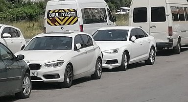 Otomobilin çarptığı motosiklet, sürüklenip başka bir otomobile çarptı
