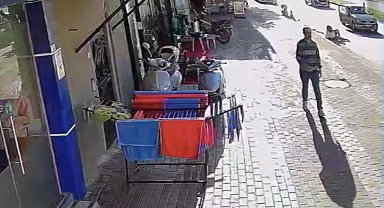 Otomobilin çarptığı motosikletli ayaklarının dibine düştü, vurdumduymazlığıyla 'pes' dedirtti