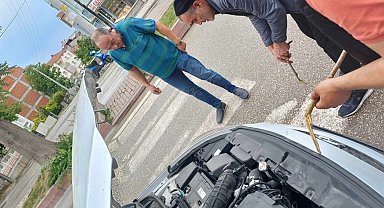 Otomobilin motor kısmına giden yavru kedi kurtarıldı