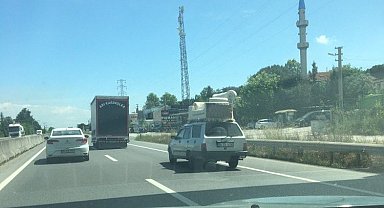 Otomobilin tavanında koltuk taşıdılar