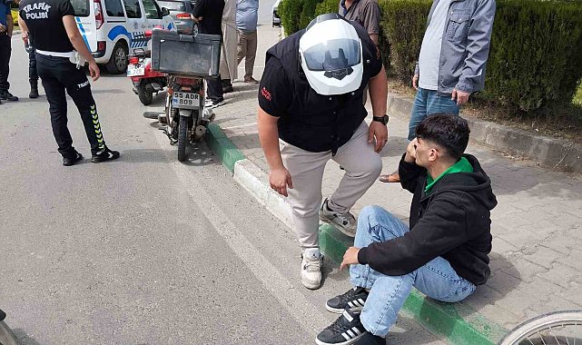 Otomobille çarpışan motokurye yaralandı