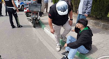 Otomobille çarpışan motokurye yaralandı