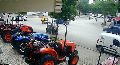 Otomobille çarpışan motosikletli kurye yaralandı