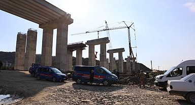 Otoyol inşaatında vinç devrildi: 1 ölü