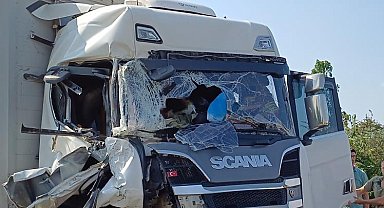 Otoyolda tanker ile tır çarpıştı: 2'si çocuk 5 kişi yaralı