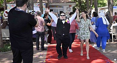 Özel çocuklar için kırmızı halıda özel defile