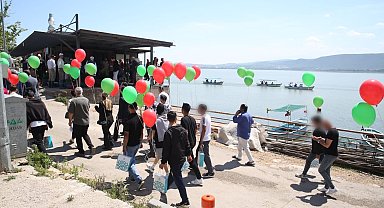 Özgürlüklerini gökyüzüne balon uçurarak kutladılar