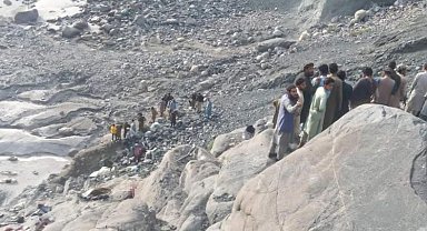 Pakistan'da otobüs vadiye uçtu: 20 ölü