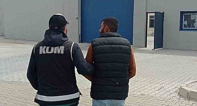 Parada sahtecilik suçundan aranan şahsı polis yakaladı