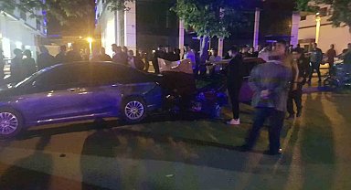Park halindeki araçlara çarpan otomobilin sürücüsü yaralandı