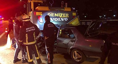 Park halindeki iş makinesine otomobil çarptı: 2 yaralı