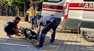 Park halindeki otomobile çarpan motosikletin sürücüsü yaralandı