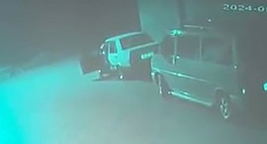 Park halindeki otomobilin çalınma anı güvenlik kameralarına yansıdı
