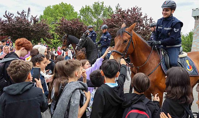 Parklarda devriyeye çıkan atlı jandarma takımları büyük ilgi topladı