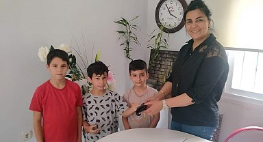 Parkta cüzdan bulan çocukları muhtar ve cüzdan sahibi ödüllendirdi