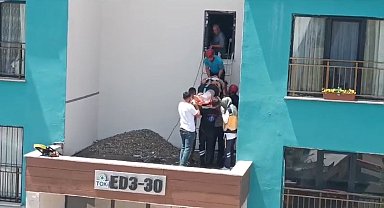 Pencereyi silerken apartman boşluğuna düşerek ağır yaralandı