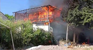 Pendik'te 2 katlı bina alev alev yandı