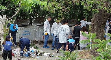 Pendik'te iki ayrı çöp konteynerinde parçalanmış erkek cesedi bulundu. Polis ekiplerinin olay yerindeki çalışması sürüyor.