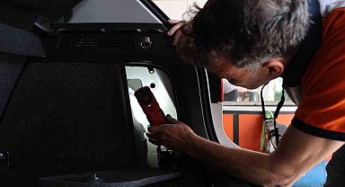Pes dedirten görüntü; otomobilin airbaginden sünger çıktı