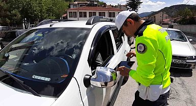 Polis ekipleri sürücüleri tek tek uyardı