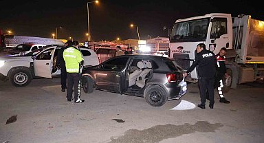 Polisin "dur" ihtarına uymayan sürücü ile polis arasındaki kovalamaca kamerada