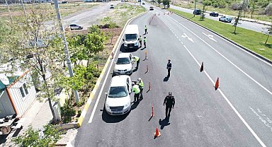Polislerden sürücülere ceza değil 'şeker'