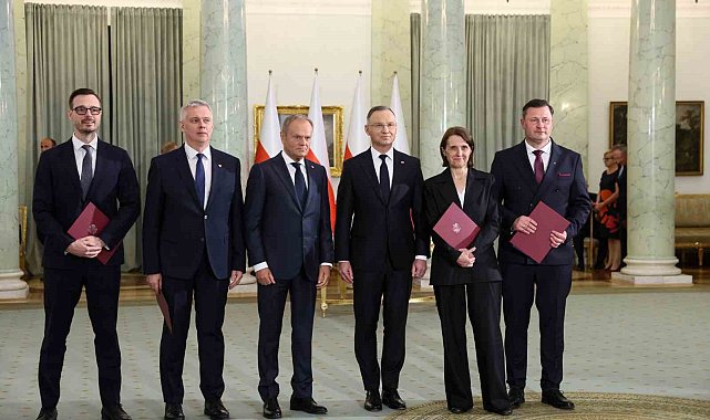 Polonya kabinesinde 4 bakan değişti