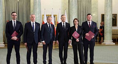 Polonya kabinesinde 4 bakan değişti