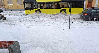 Polonya'da sağanak yağış ve dolu hayatı felç etti