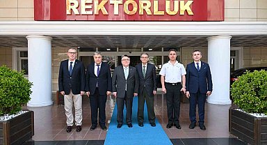 Prof. Dr. Sami Güçlü'den Rektör Özölçer'e ziyaret