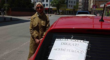 "Dikkat acemi sürücü" yazısıyla dikkat çekiyor