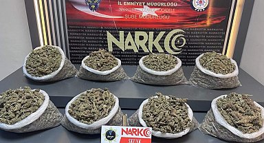 "Dur" ihtarına uymadı, kaçarken otomobilden uyuşturucuları attı