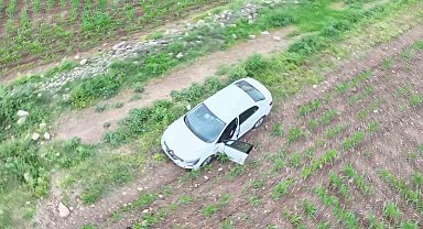 "Dur" ihtarına uymayarak tarlaya kaçan otomobilden 19 bin adet uyuşturucu hap çıktı