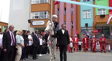"Tarih Yazan Çocuklar Projesi" kapsamında öğrenciler, Türk tarihinde önde gelen isimleri canlandırdı
