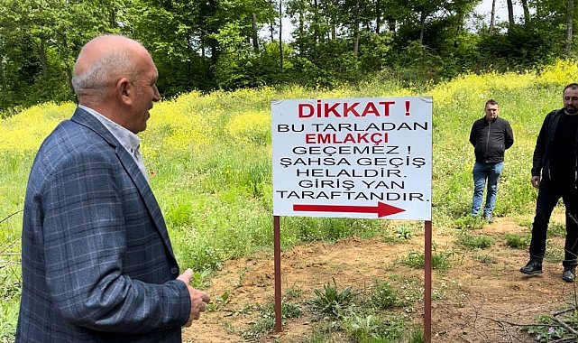 "Tarlasını yola çevirenlere" kızdı, tabelayı dikti