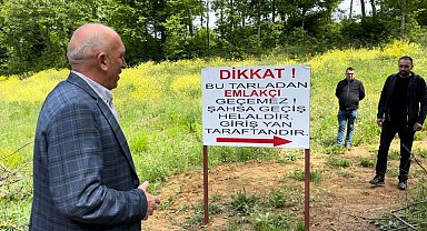 "Tarlasını yola çevirenlere" kızdı, tabelayı dikti