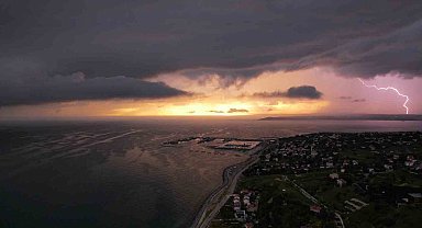 Raf bulutu, gün batımı ve yıldırım aynı karede