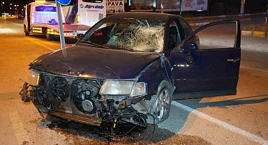 Refüje çarpan otomobil metrelerce sürüklendi: 2 yaralı