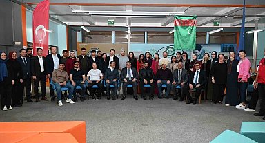 Rektör Özölçer, Türkmenistanlı öğrencilerle buluştu