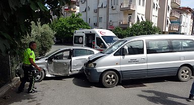 Resmi araç ile otomobil çarpıştı: 1 yaralı