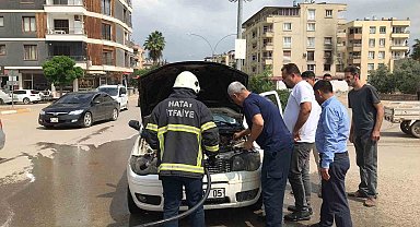 Reyhanlı'da çıkan araç yangını kısa sürede söndürüldü