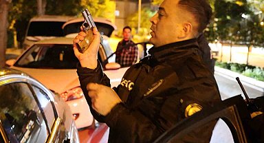 Ruhsatsız tabanca ile yakalandı, kelepçe takılınca gülerek polis aracına gitti