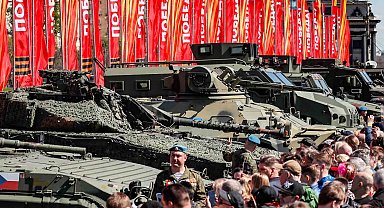 Rusya, Ukrayna ordusundan ele geçirdiği Batı teçhizatını sergiliyor