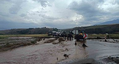 Sağanak yağış Kumçatı-Cizre kara yolunu ulaşıma kapattı