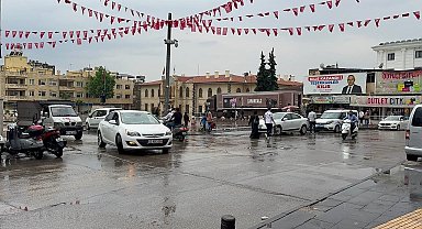 Sağanak yağış parkın istinat duvarının çökmesine neden oldu